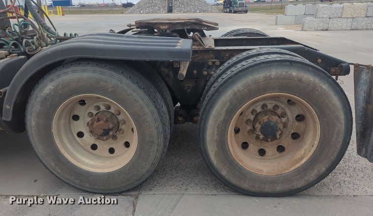 image for item DT6564 2015 Kenworth T880 semi truck