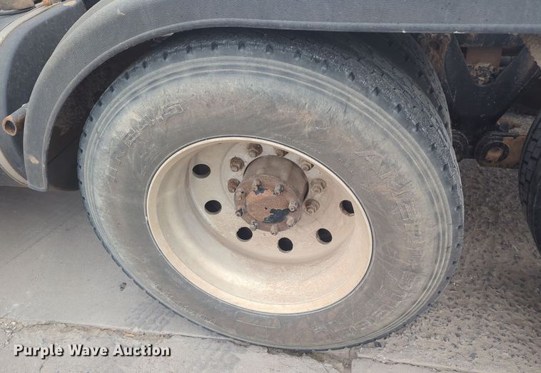 image for item DT6564 2015 Kenworth T880 semi truck