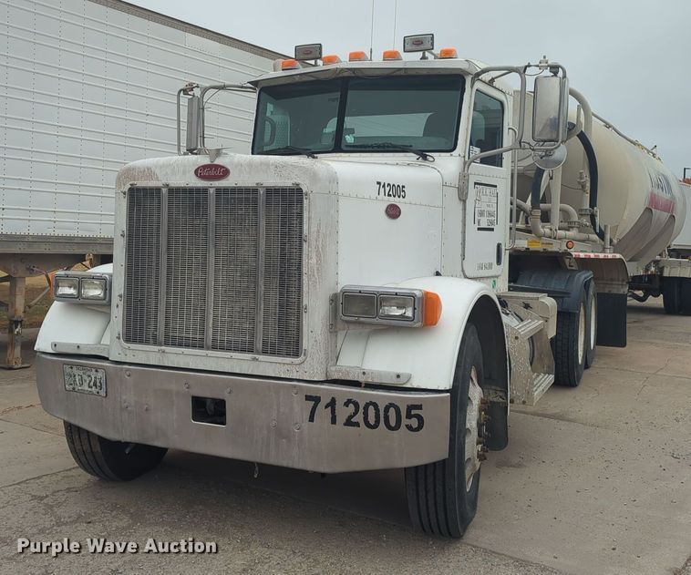image for item DT6565 2007 Peterbilt 379 semi truck