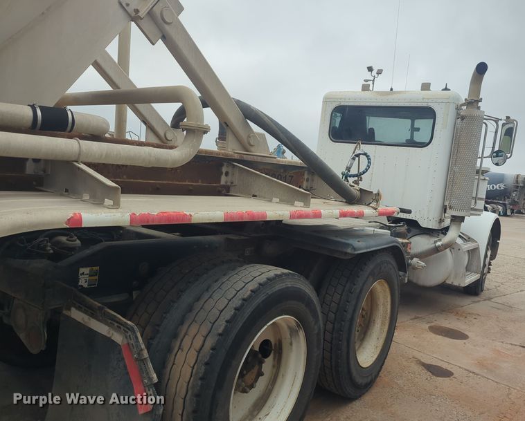 image for item DT6565 2007 Peterbilt 379 semi truck