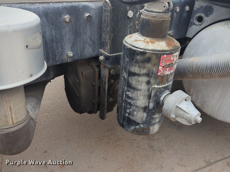 image for item DT6565 2007 Peterbilt 379 semi truck