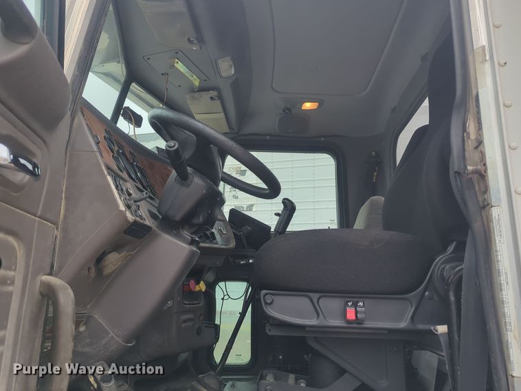 image for item DT6565 2007 Peterbilt 379 semi truck