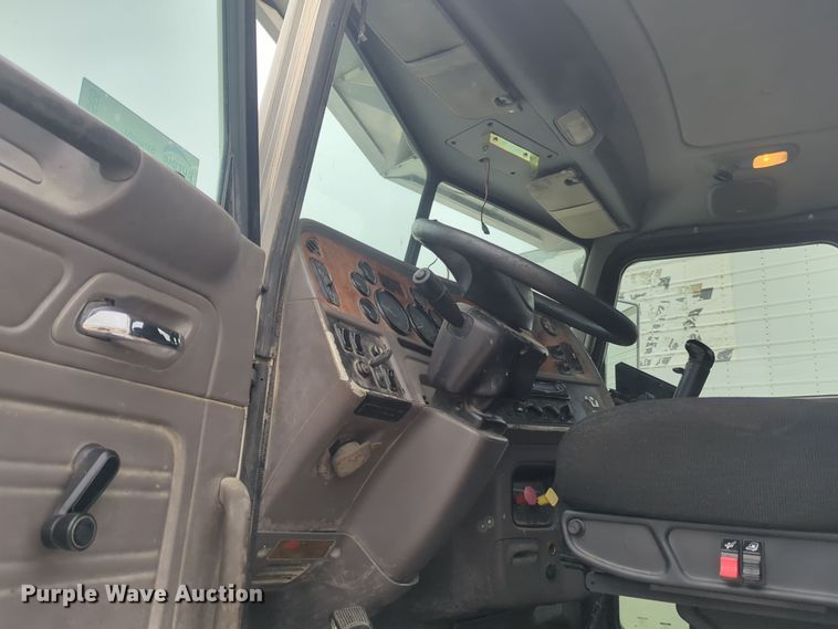 image for item DT6565 2007 Peterbilt 379 semi truck