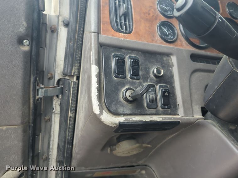 image for item DT6565 2007 Peterbilt 379 semi truck