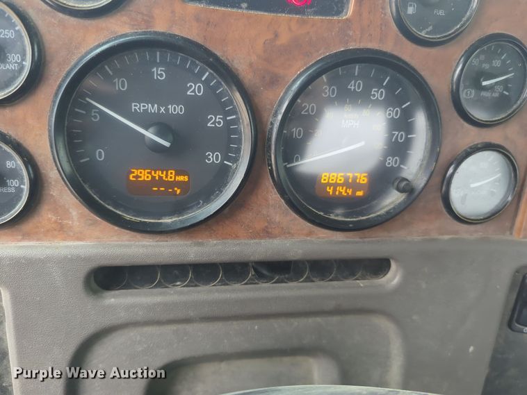 image for item DT6565 2007 Peterbilt 379 semi truck