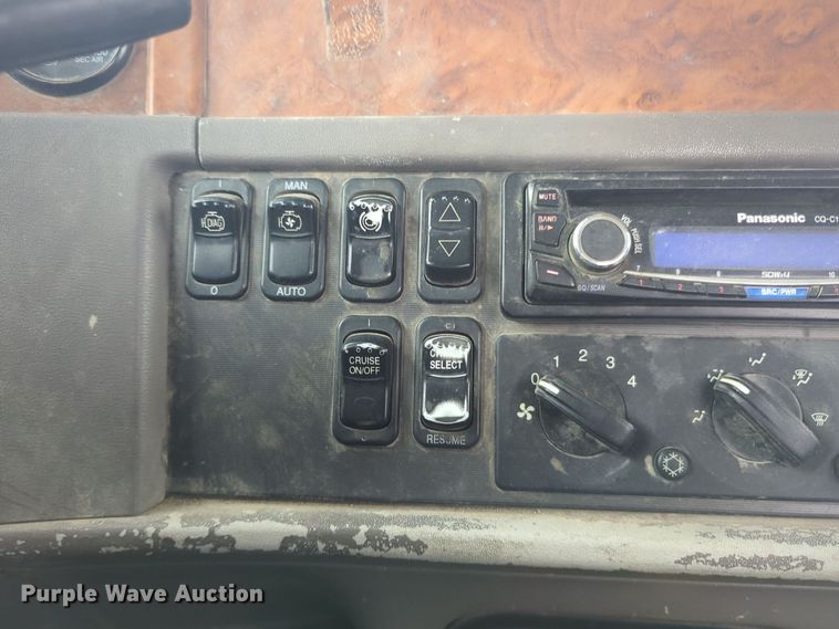 image for item DT6565 2007 Peterbilt 379 semi truck