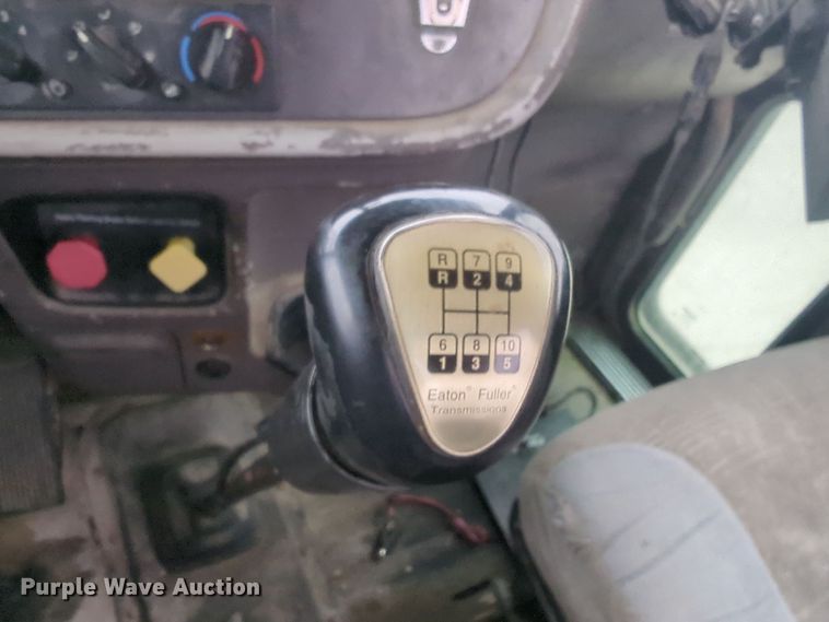 image for item DT6565 2007 Peterbilt 379 semi truck