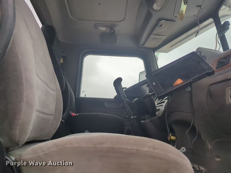 image for item DT6565 2007 Peterbilt 379 semi truck