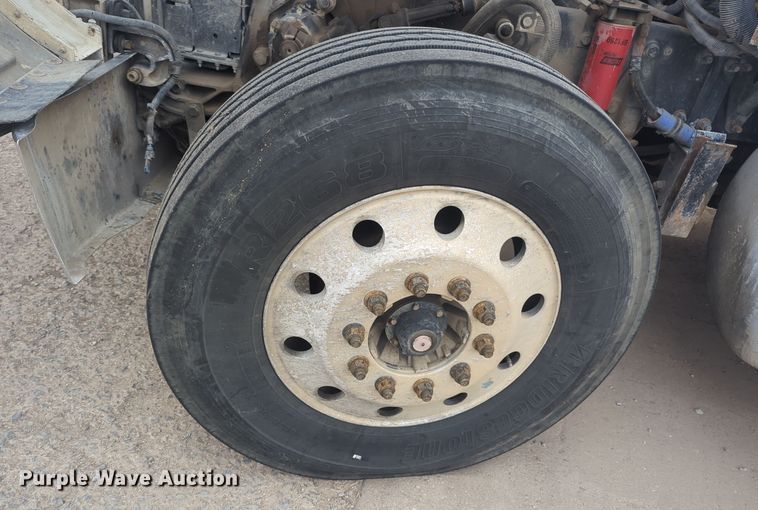 image for item DT6565 2007 Peterbilt 379 semi truck