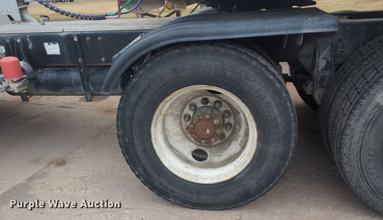 image for item DT6565 2007 Peterbilt 379 semi truck