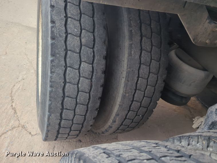 image for item DT6565 2007 Peterbilt 379 semi truck