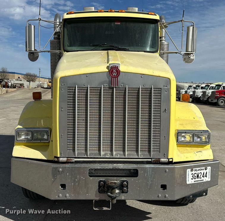 image for item DT6567 2007 Kenworth semi truck