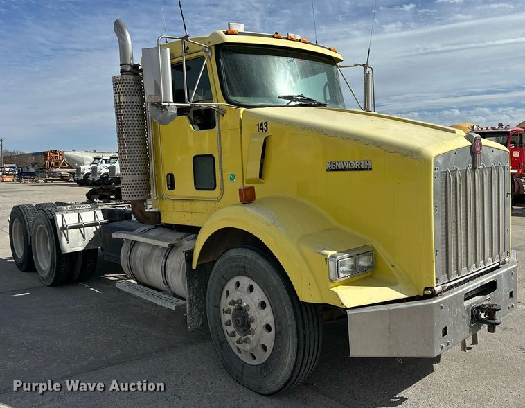 image for item DT6567 2007 Kenworth semi truck