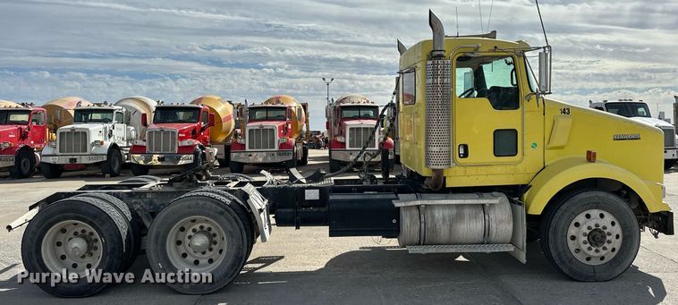 image for item DT6567 2007 Kenworth semi truck