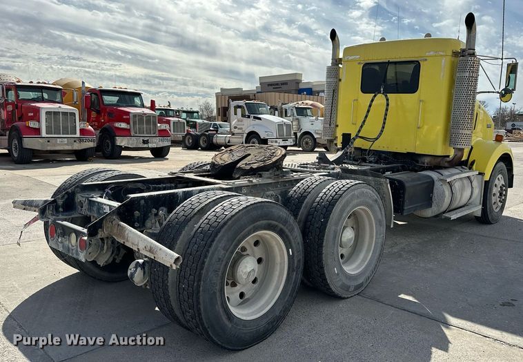 image for item DT6567 2007 Kenworth semi truck