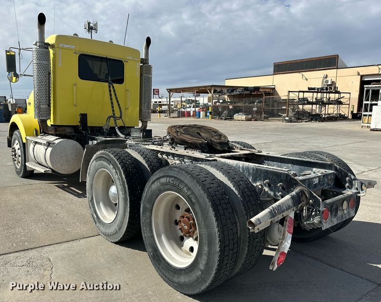 image for item DT6567 2007 Kenworth semi truck