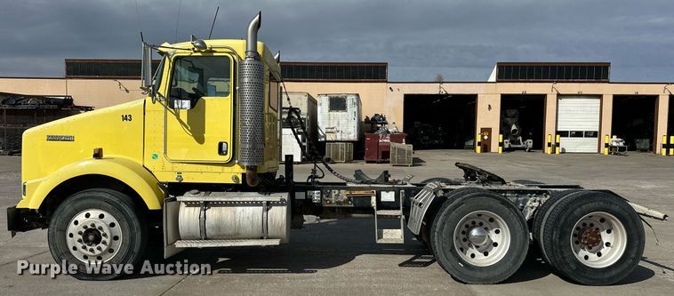 image for item DT6567 2007 Kenworth semi truck