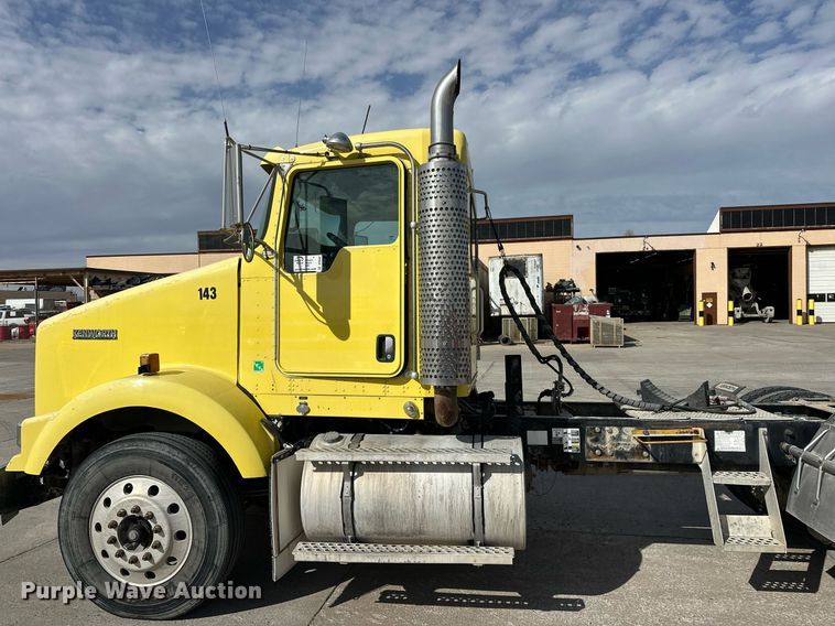 image for item DT6567 2007 Kenworth semi truck