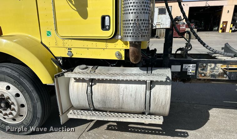 image for item DT6567 2007 Kenworth semi truck