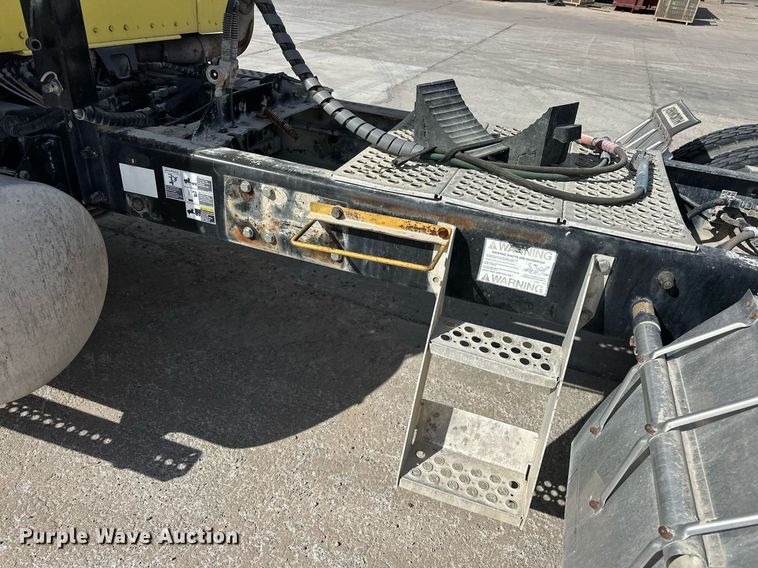 image for item DT6567 2007 Kenworth semi truck