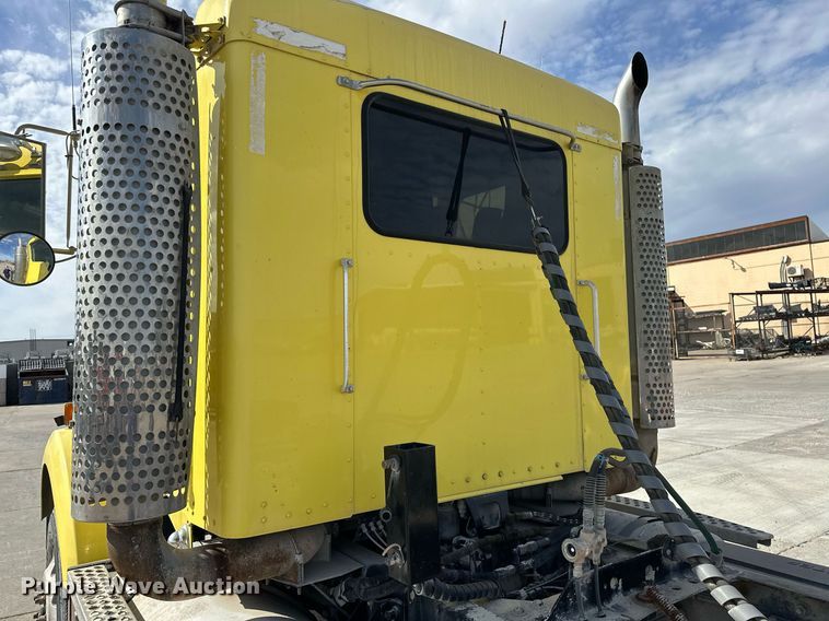 image for item DT6567 2007 Kenworth semi truck