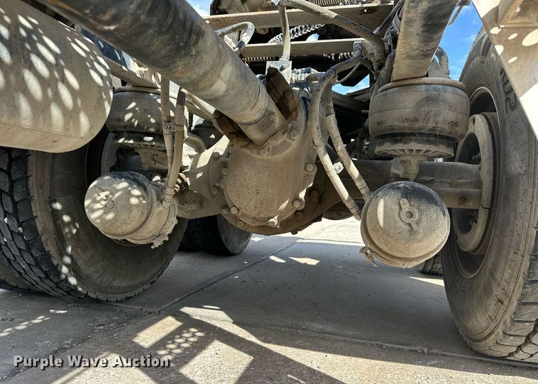 image for item DT6567 2007 Kenworth semi truck