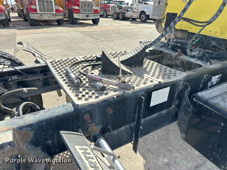 image for item DT6567 2007 Kenworth semi truck