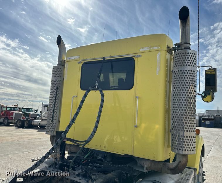 image for item DT6567 2007 Kenworth semi truck