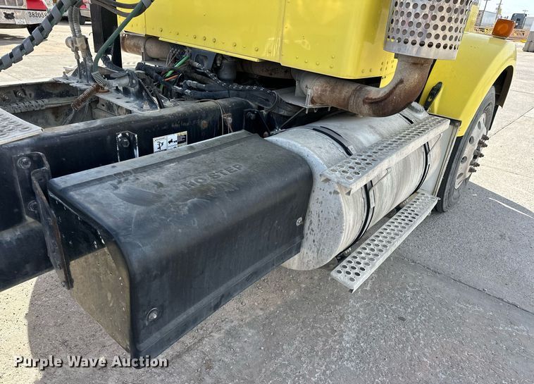 image for item DT6567 2007 Kenworth semi truck