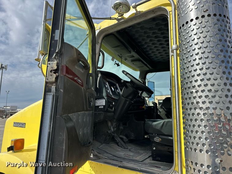 image for item DT6567 2007 Kenworth semi truck