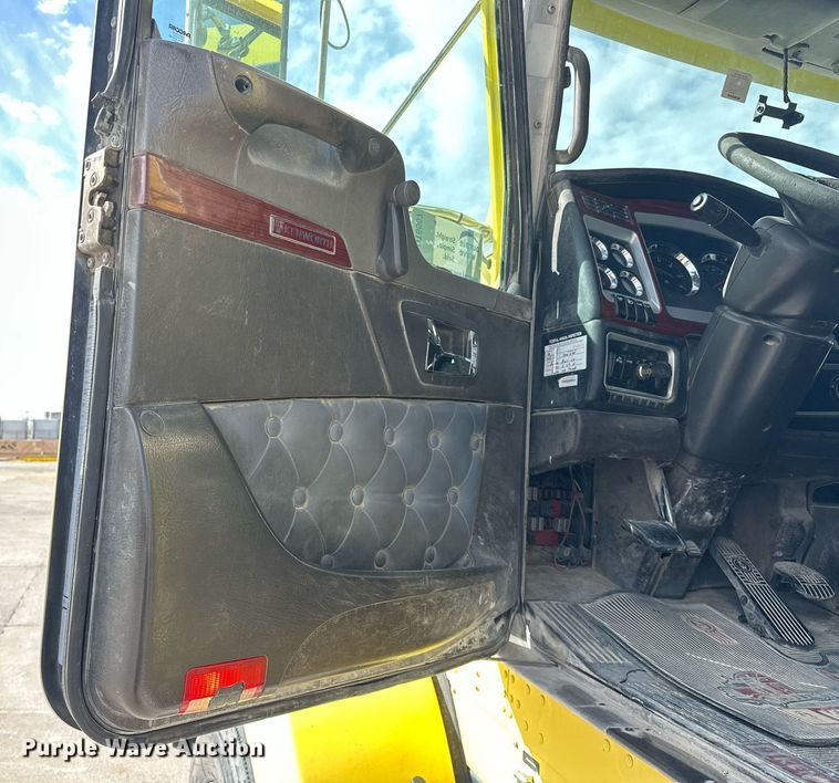 image for item DT6567 2007 Kenworth semi truck