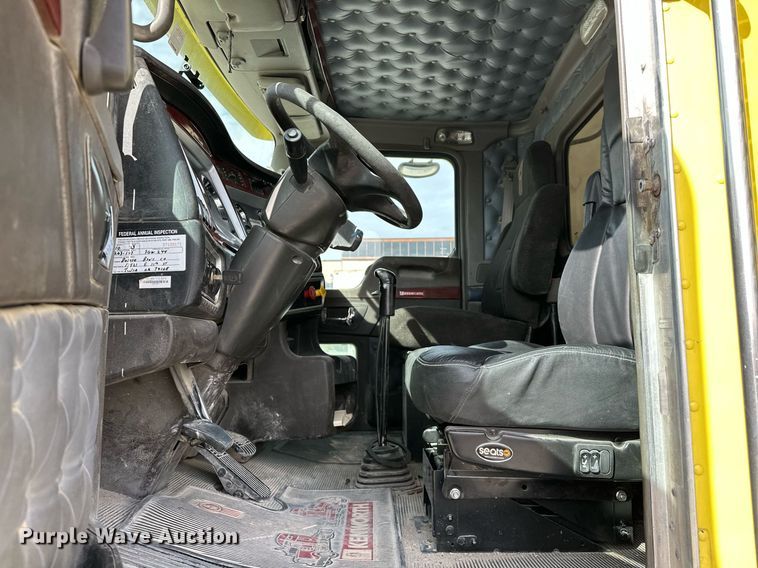 image for item DT6567 2007 Kenworth semi truck