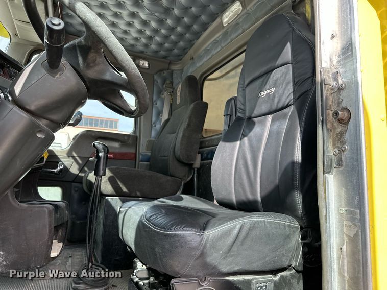 image for item DT6567 2007 Kenworth semi truck