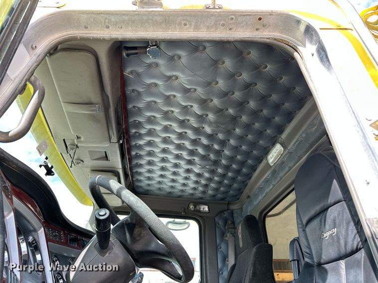 image for item DT6567 2007 Kenworth semi truck