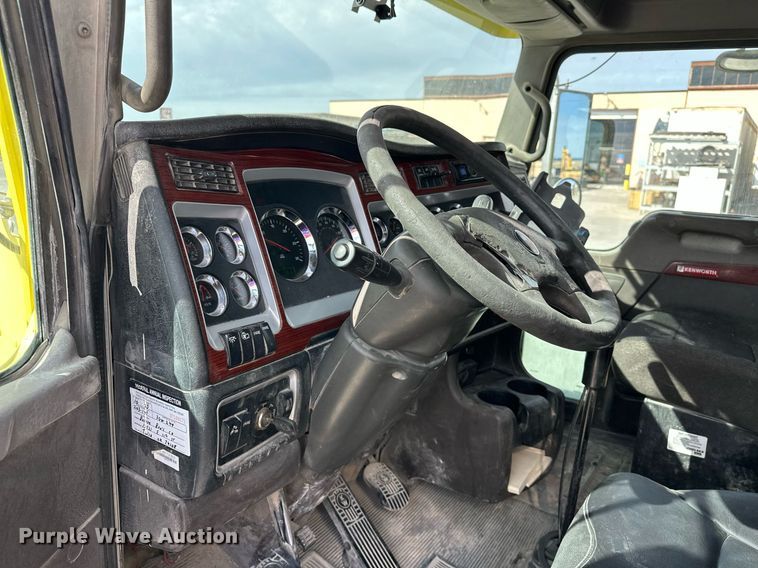 image for item DT6567 2007 Kenworth semi truck