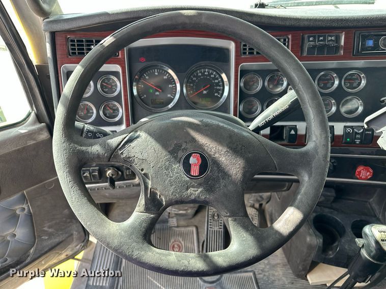 image for item DT6567 2007 Kenworth semi truck