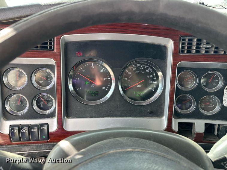 image for item DT6567 2007 Kenworth semi truck