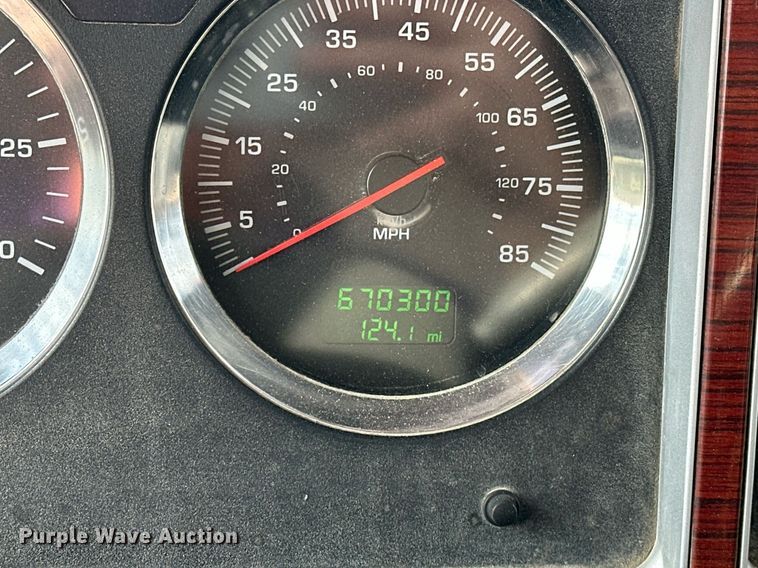 image for item DT6567 2007 Kenworth semi truck