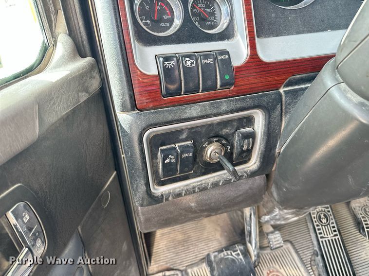 image for item DT6567 2007 Kenworth semi truck