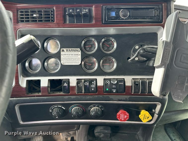 image for item DT6567 2007 Kenworth semi truck