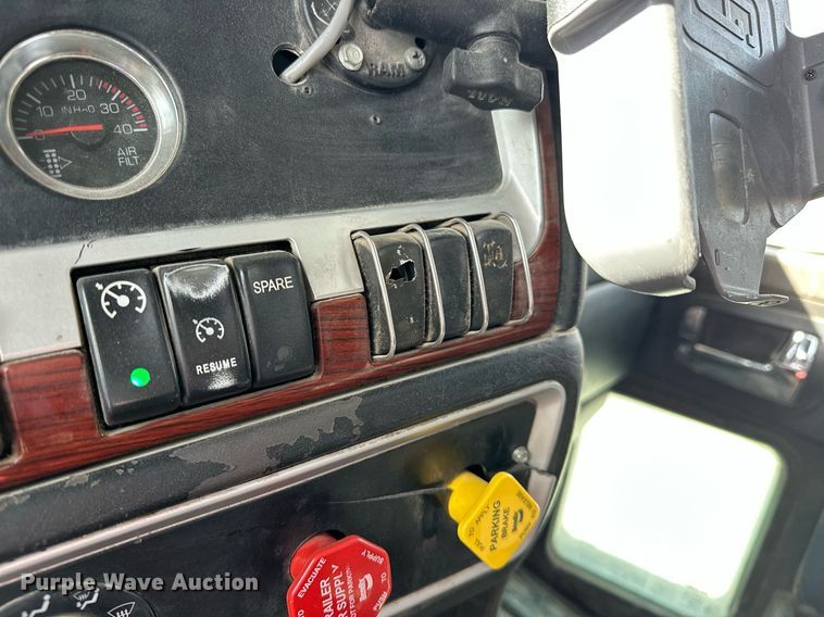 image for item DT6567 2007 Kenworth semi truck