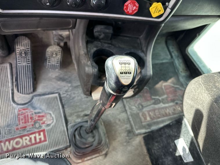 image for item DT6567 2007 Kenworth semi truck