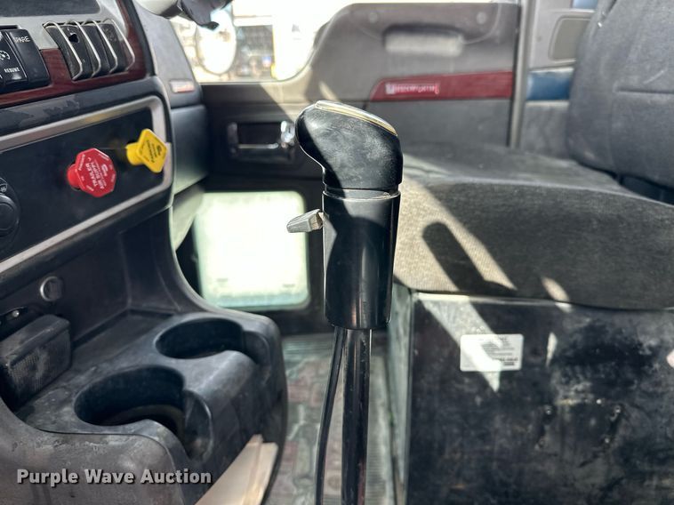 image for item DT6567 2007 Kenworth semi truck