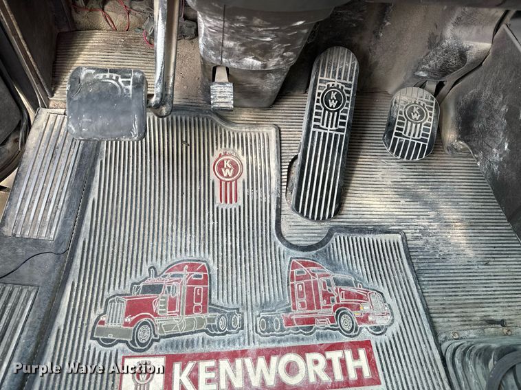 image for item DT6567 2007 Kenworth semi truck