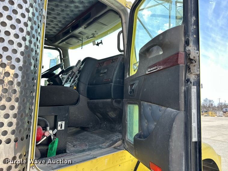 image for item DT6567 2007 Kenworth semi truck