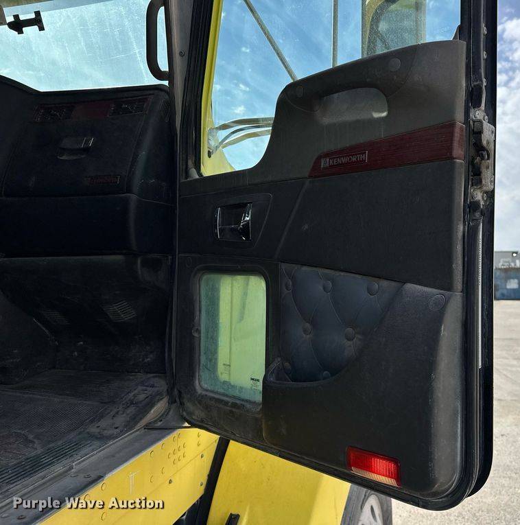 image for item DT6567 2007 Kenworth semi truck