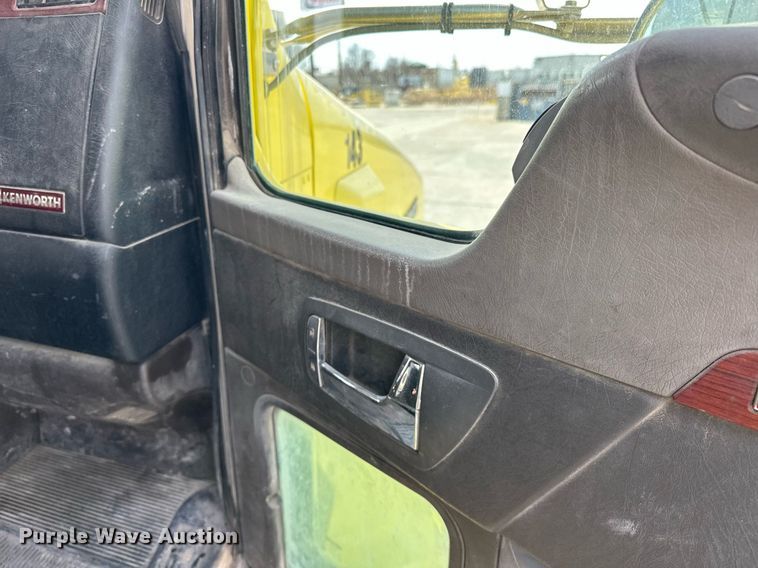 image for item DT6567 2007 Kenworth semi truck