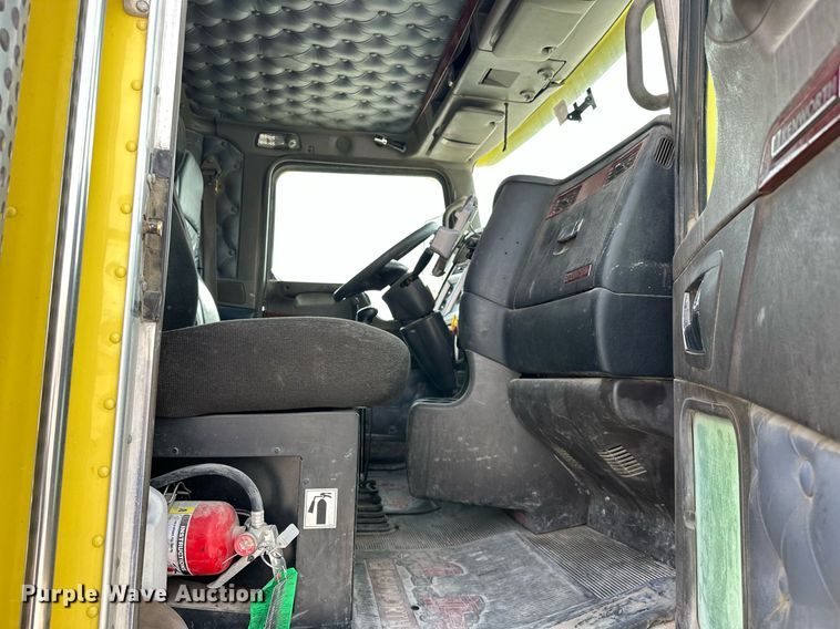 image for item DT6567 2007 Kenworth semi truck