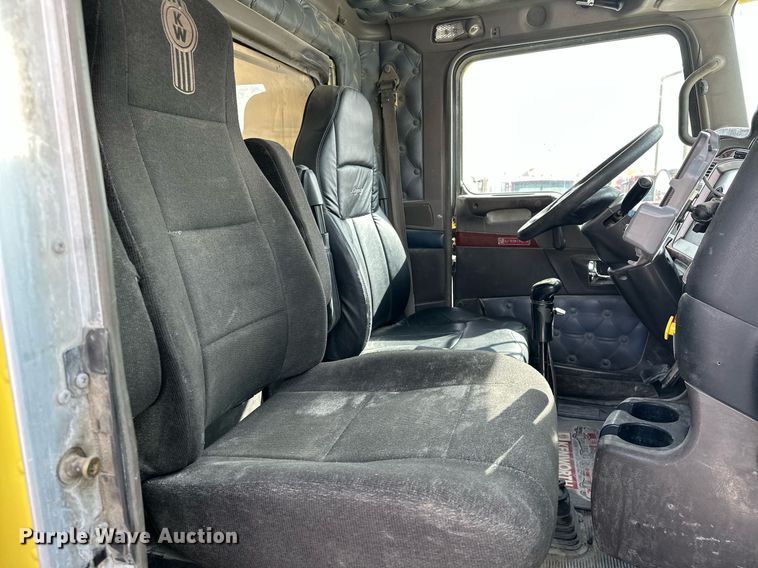 image for item DT6567 2007 Kenworth semi truck