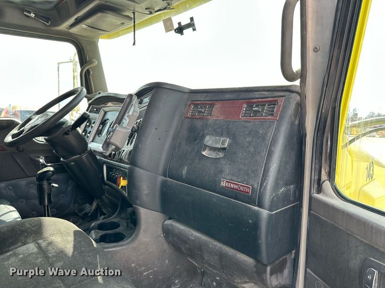 image for item DT6567 2007 Kenworth semi truck